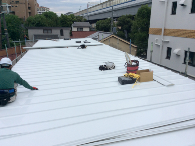 神戸市灘区の新築現場 白の屋根材 ガルバリウム鋼板竪ハゼ葺 屋根 外装工事専門 有 北野板金